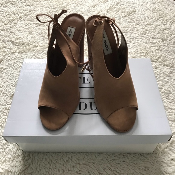 Steve Madden Shoes - Steve Madden sand color peep toe sandal size 8